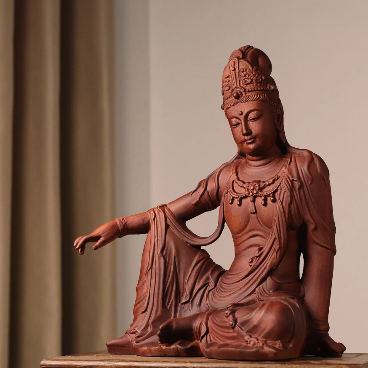 พระโพธิสัตว์กวนอิมปางกวนอิสระ – ไม้หอมลายหินธรรมชาติ