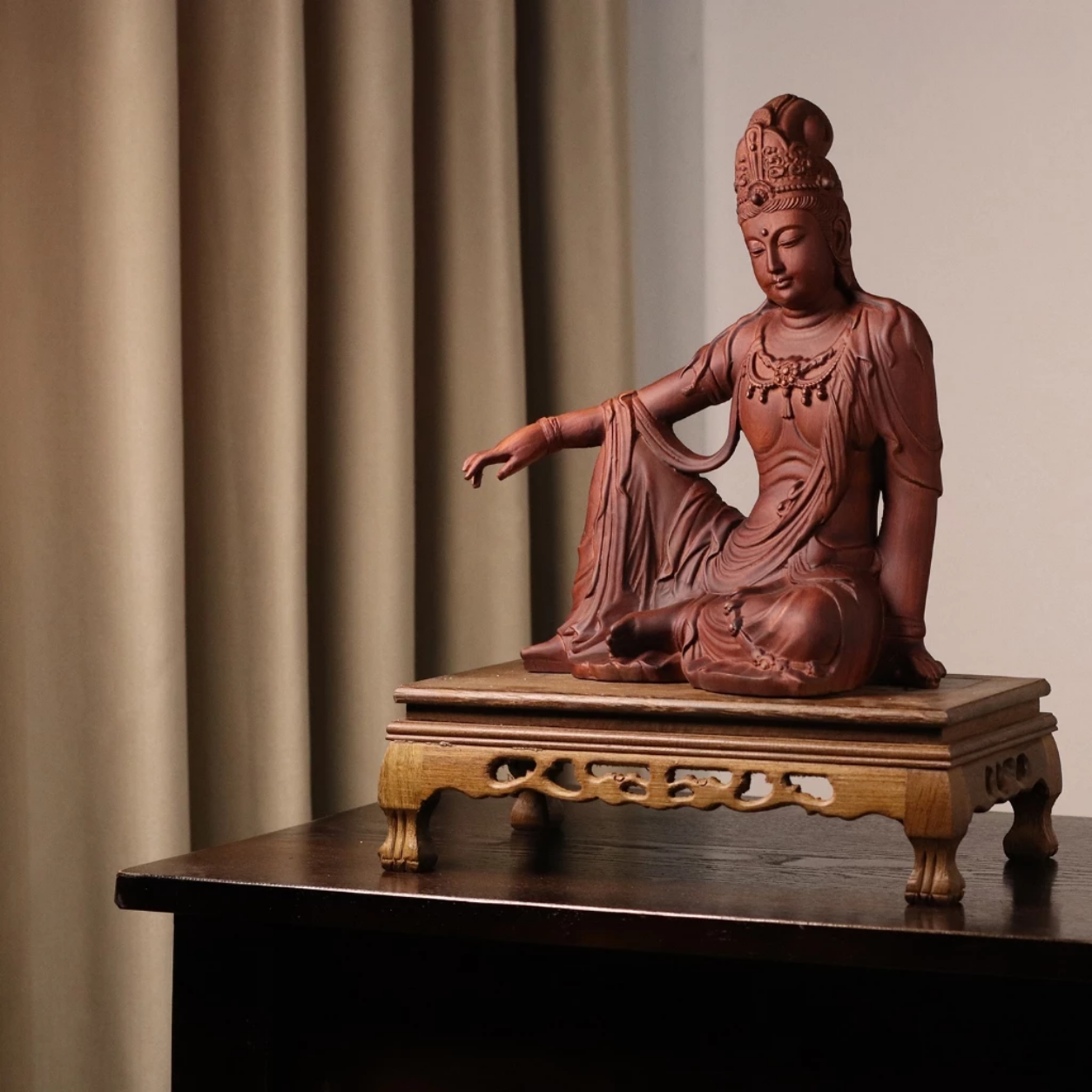พระโพธิสัตว์กวนอิมปางกวนอิสระ – ไม้หอมลายหินธรรมชาติ