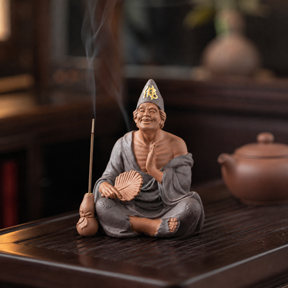 รูปปั้นพระจี้กงพร้อมที่ปักธูป เสริมสิริมงคล