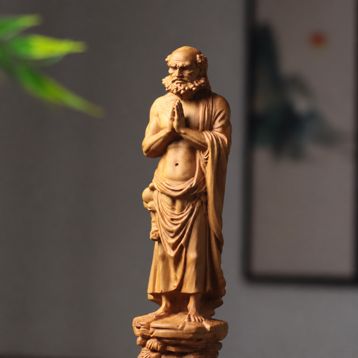 รูปปั้นพระโพธิธรรมยืนพนมมือ แกะสลักไม้สนหอมธรรมชาติ