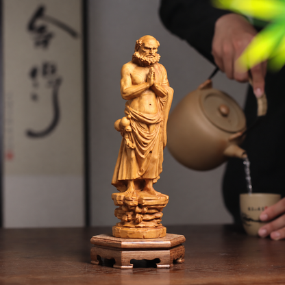 รูปปั้นพระโพธิธรรมยืนพนมมือ แกะสลักไม้สนหอมธรรมชาติ