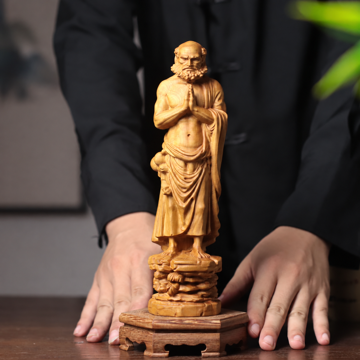รูปปั้นพระโพธิธรรมยืนพนมมือ แกะสลักไม้สนหอมธรรมชาติ