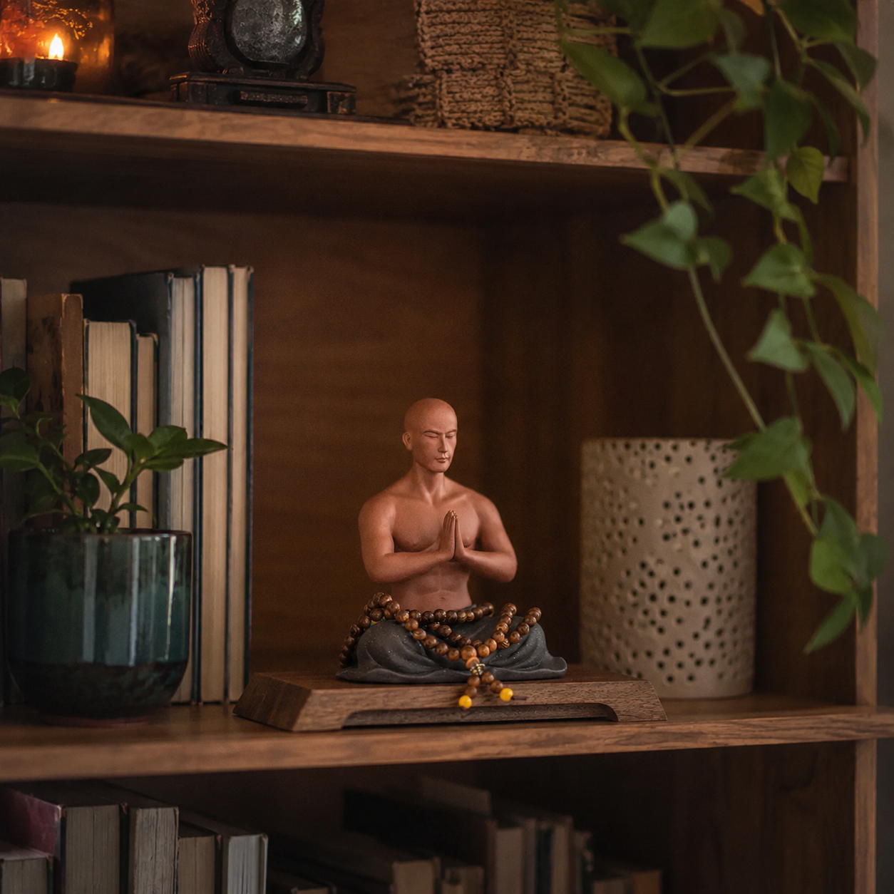 รูปปั้นนั่งสมาธิพนมมือ – ของตกแต่งบ้านและโต๊ะชา