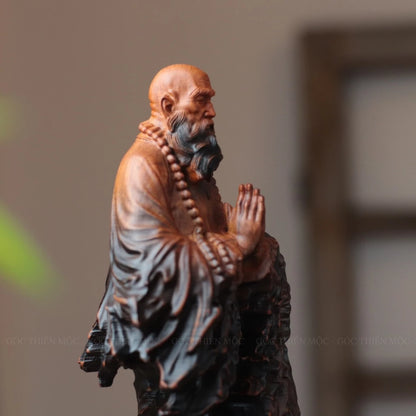 รูปเหมือนพระโพธิธรรมยืนสมาธิ แกะสลักจากไม้หอม